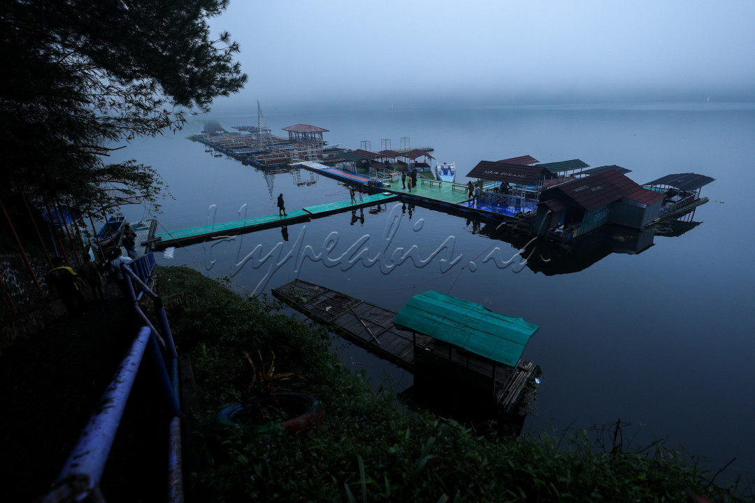 Tempat ini menawarkan pemandangan danau yang terlihat indah, bahkan disore hari usai hujan turun.