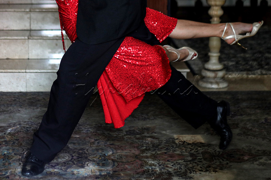 Mereka menari asik meresapi ketukan demi ketukan nada yang keluar dari pengeras suara di tiap-tiap sudut dinding ruangan. Gerak serasi bernuansa romantis itu dinamakan tari Tango.<br />
&nbsp;