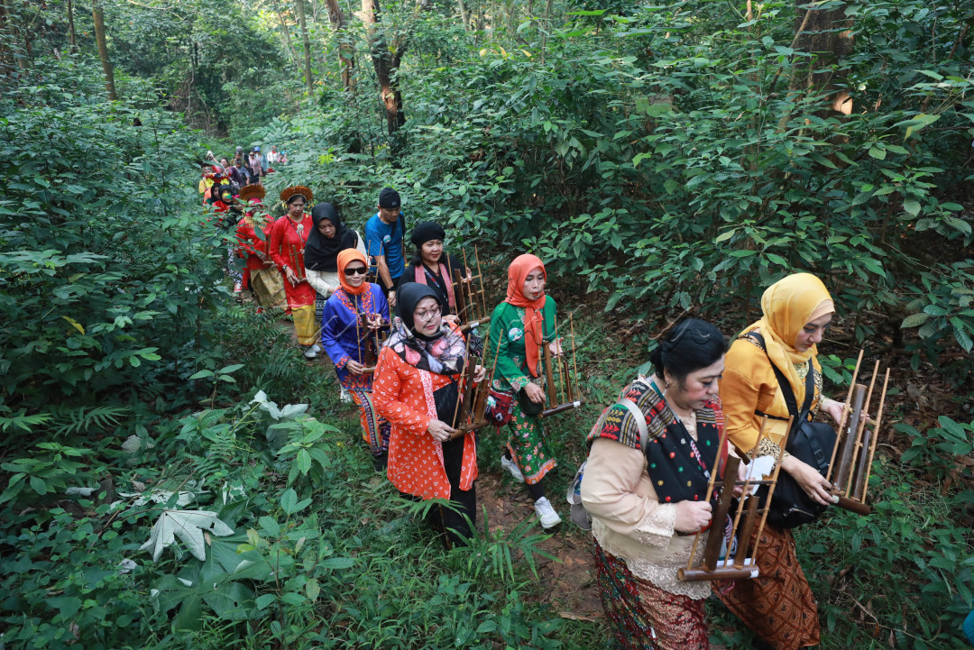 Kegiatan dimulai dengan berjalan dari kampus FIB menuju kawasan Hutan UI dan diakhiri di Danau UI.&nbsp;