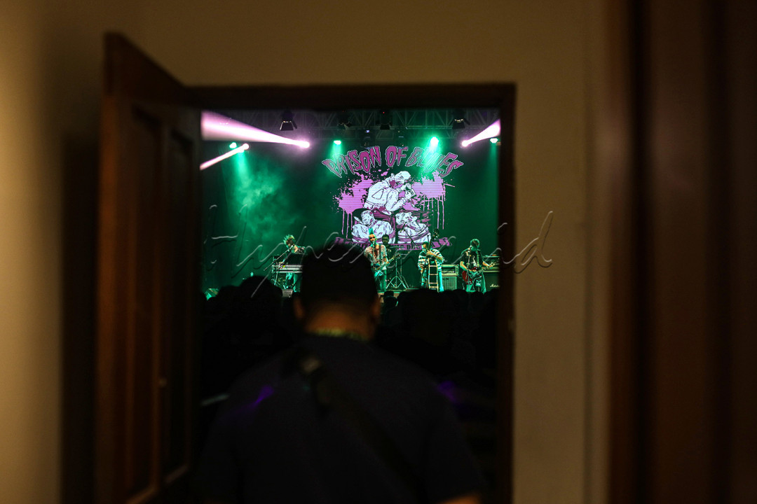 Raungan distorsi gitar dan hentakan pedal drum makin terdengar jelas saat pintu studio dibuka oleh sekelompok anak muda yang memakai jaket kulit hitam, gaya rambut mohawk dengan sepatu boots, dan celana jeans ketat.<br />
&nbsp;