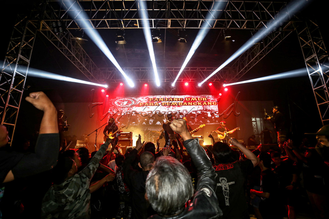 Mereka sangat antusias dan terlihat terburu-buru seakan tak sabar ingin ber-pogo ria diiringi band idola mereka yang tampil di acara musik komunitas Punk Stay Younx Fest 2023 di kawasan Kemang, Jakarta.<br />
&nbsp;