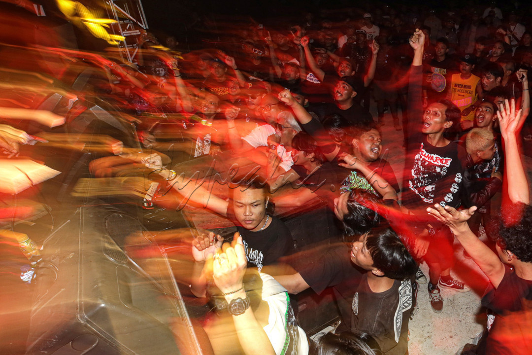 Mereka bernyanyi bersama di panggung sebentar dan melakukan moshing ke arah kerumunan penonton lainnya. Pemandangan itu berulang sampai pada penampilan Serigala Malam, band penutup malam itu.<br />
&nbsp;