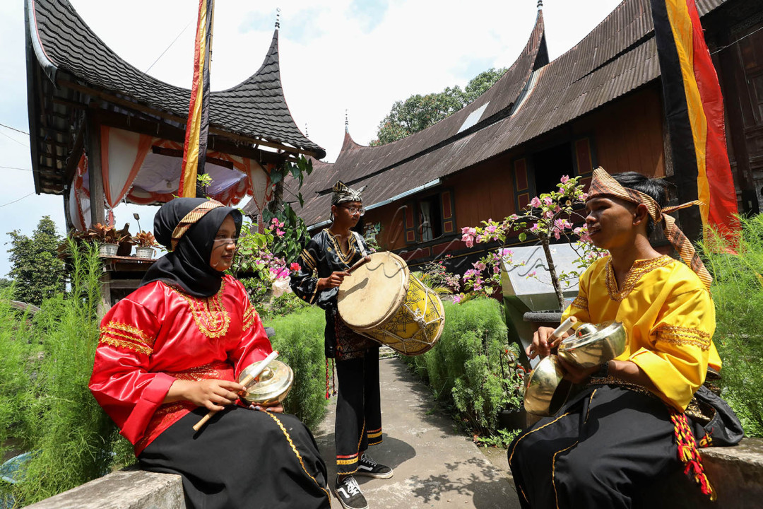 Sejumlah pemuda memainkan alat musik kesenian tradisional.<br />
<br />
&nbsp;