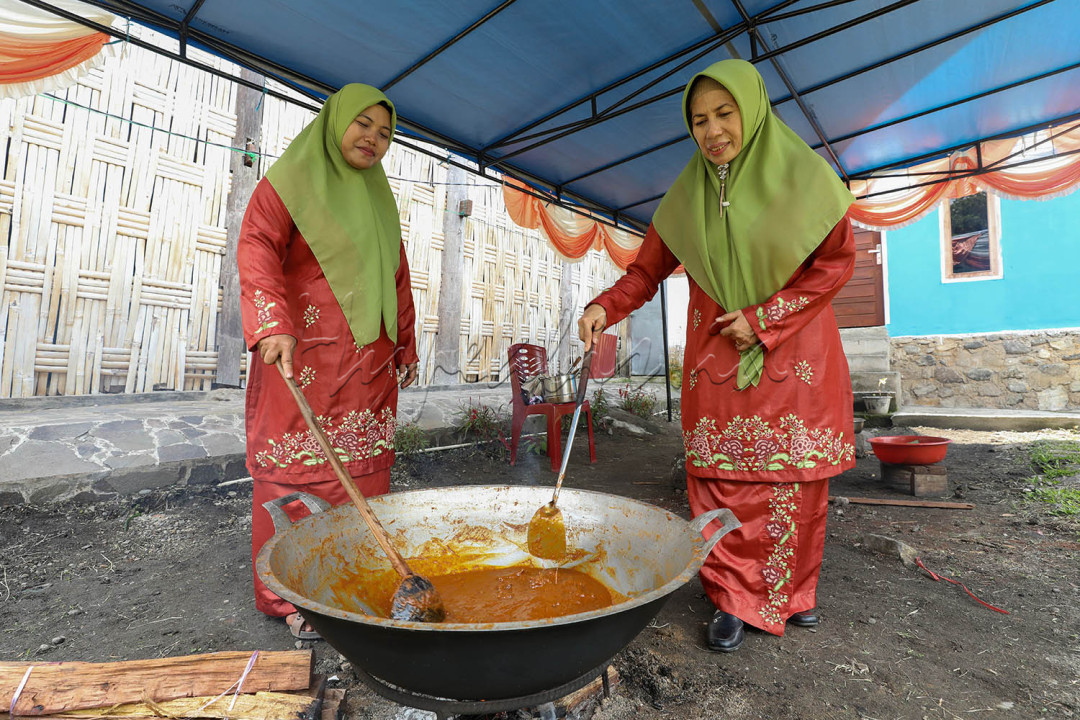 Warga memasak rendang.<br />
<br />
&nbsp;