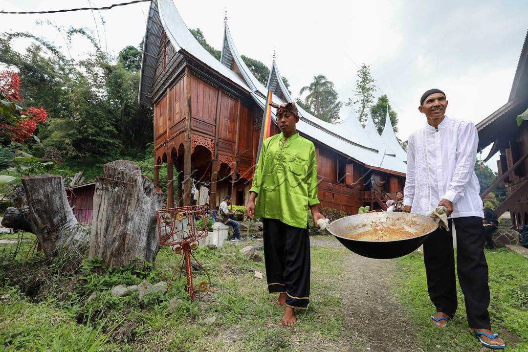 Warga membawa rendang untuk disajikan.<br />
<br />
<br />
<br />
<br />
<br />
&nbsp;
