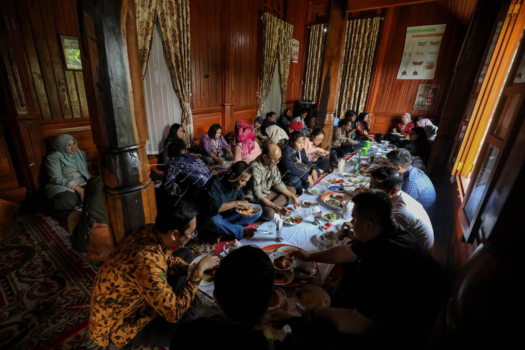 Wisatawan menikmati Makan Bajamba.<br />
<br />
&nbsp;