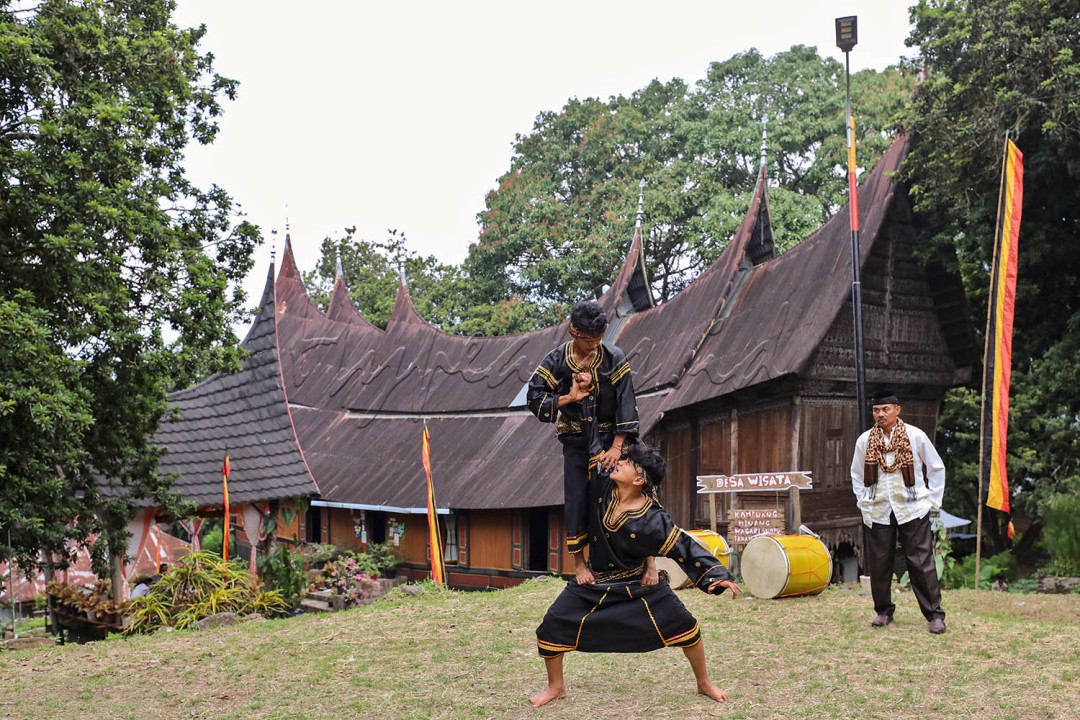 Pemuda mementaskan kesenian tradisional.&nbsp;Desa Wisata Kampuang Minang Nagari Sumpu Tanah Datar merupakan salah satu desa wisata yang masuk dalam kategori 50 besar Anugerah Desa Wisata Indonesia (ADWI) 2021 yang terdapat sekitar 70 rumah gadang di lokasi ini. Tempat ini tidak hanya menyuguhkan wisata alam, tetapi juga kearifan lokal yang tertuang dalam kehidupan keseharian masyarakat lokal di kawasan setempat seperti Makan Bajamba dan mengenal kesenian tradisional.