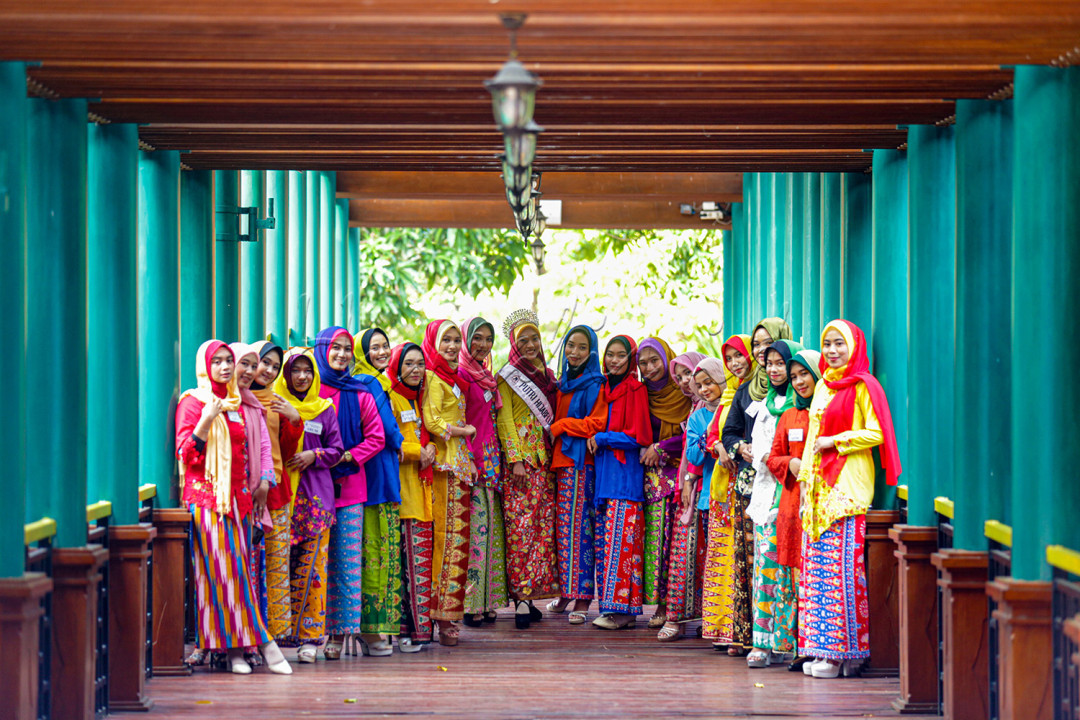 Sejumlah remaja yang tergabung dalam Putri Hijab Fluencer Jakarta berbusana kebaya encim beraktivitas di Museum Betawi Setu Babakan, Kamis (22/6/2023). Putri Hijab Fluencer merupakan suatu wadah bagi wanita muslimah agar menginspirasi wanita muslimah yang belum berhijab untuk dapat berhijab dengan tetap mengikuti gaya terkini tanpa mengabaikan aturan agama.<br />
&nbsp;