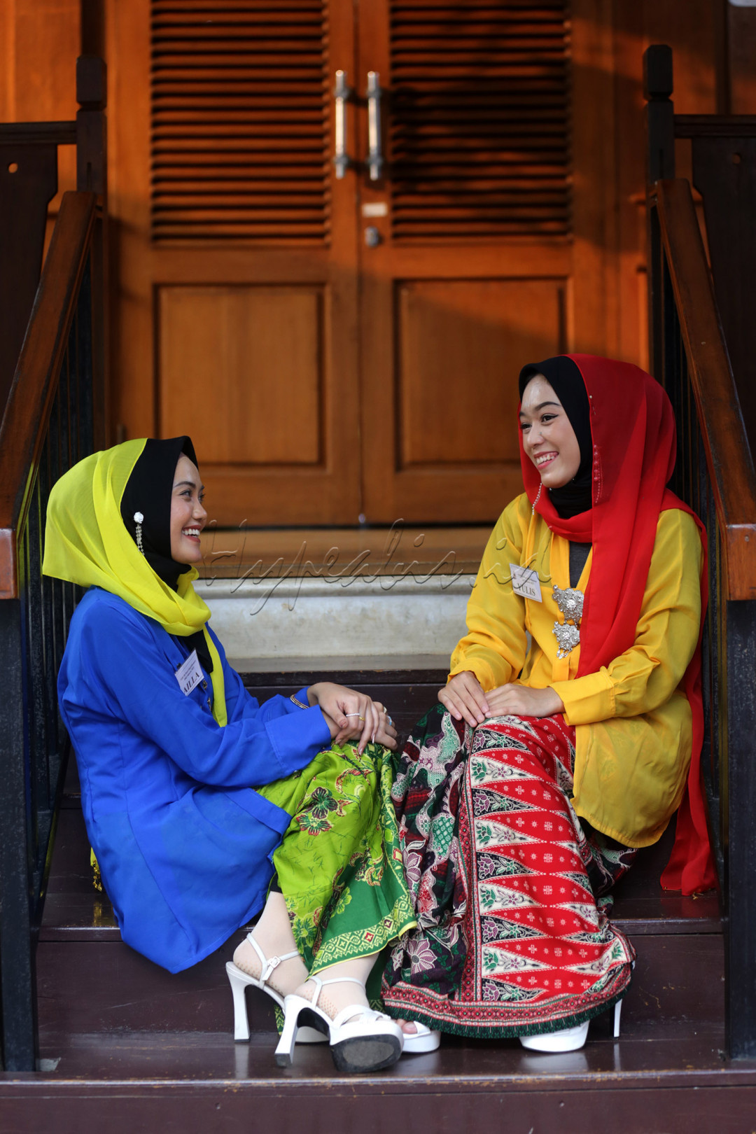 Sejumlah remaja yang tergabung dalam Putri Hijab Fluencer Jakarta berbusana kebaya encim beraktivitas di Museum Betawi Setu Babakan, Kamis (22/6/2023). Putri Hijab Fluencer merupakan suatu wadah bagi wanita muslimah agar menginspirasi wanita muslimah yang belum berhijab untuk dapat berhijab dengan tetap mengikuti gaya terkini tanpa mengabaikan aturan agama.<br />
&nbsp;