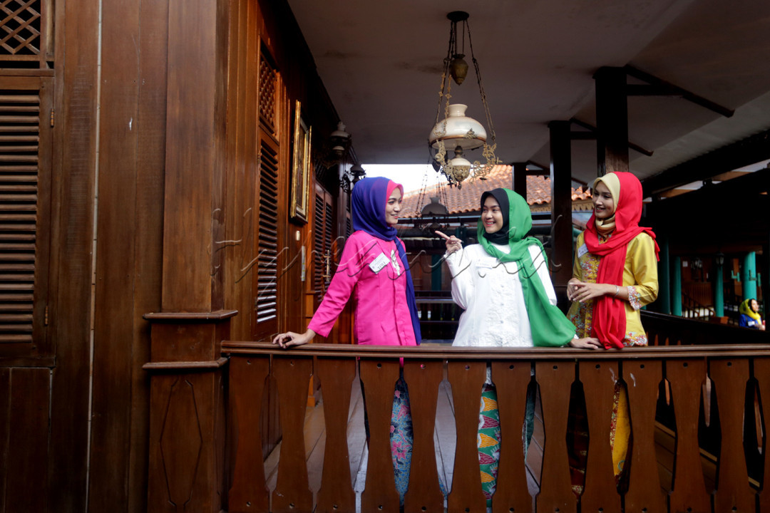 Sejumlah remaja yang tergabung dalam Putri Hijab Fluencer Jakarta berbusana kebaya encim beraktivitas di Museum Betawi Setu Babakan, Kamis (22/6/2023). Putri Hijab Fluencer merupakan suatu wadah bagi wanita muslimah agar menginspirasi wanita muslimah yang belum berhijab untuk dapat berhijab dengan tetap mengikuti gaya terkini tanpa mengabaikan aturan agama.<br />
&nbsp;