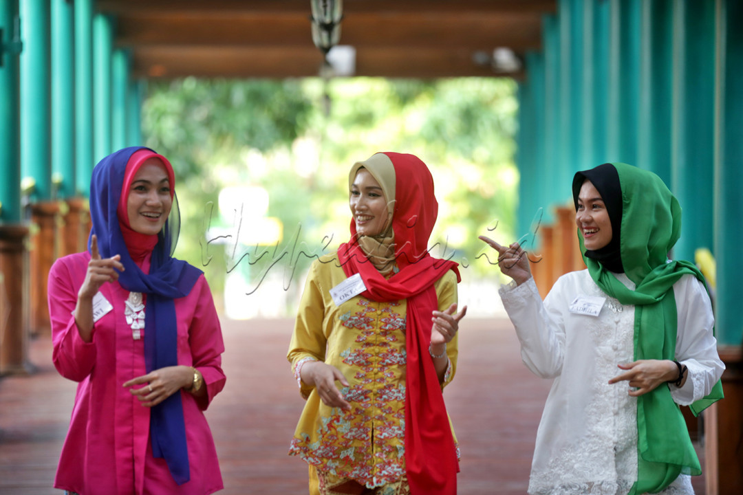 Sejumlah remaja yang tergabung dalam Putri Hijab Fluencer Jakarta berbusana kebaya encim beraktivitas di Museum Betawi Setu Babakan, Kamis (22/6/2023). Putri Hijab Fluencer merupakan suatu wadah bagi wanita muslimah agar menginspirasi wanita muslimah yang belum berhijab untuk dapat berhijab dengan tetap mengikuti gaya terkini tanpa mengabaikan aturan agama.<br />
&nbsp;