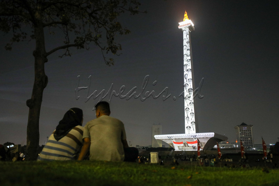 Ratusan pengunjung berbondong-bondong memasuki are Monumen Nasional (Monas), justru ketika langit mulai gelap.