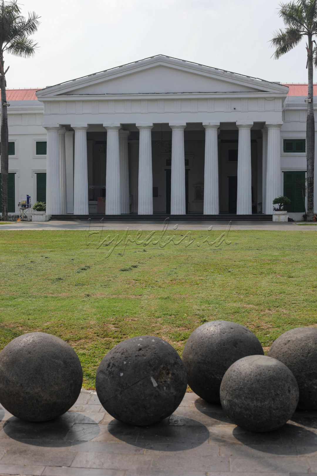 Setelahnya, wilayah kota mulai meluas ke selatan setelah epidemi tahun 1835 dan 1870 mendorong banyak orang keluar karena kota yang sempit menuju wilayah Weltevreden (sekarang daerah di sekitar Lapangan Merdeka). Batavia kemudian menjadi pusat administratif Hindia Timur Belanda. Barulah tahun 1942, selama pendudukan Jepang, Batavia berganti nama menjadi Jakarta.&nbsp;