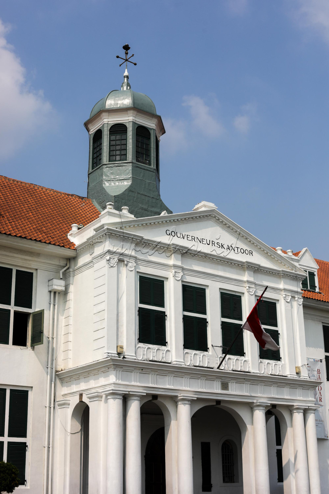 Beberapa tempat yang masih terjaga antara lain, Museum Sejarah Jakarta (bekas Balai Kota Batavia, kantor dan kediaman Gubernur Jenderal VOC), Museum Bahari, Pelabuhan Sunda Kelapa, dan Museum Bank Indonesia. Namun saat ini, banyak bangunan dan arsitektur bersejarah lainnya yang memburuk kondisinya.&nbsp;