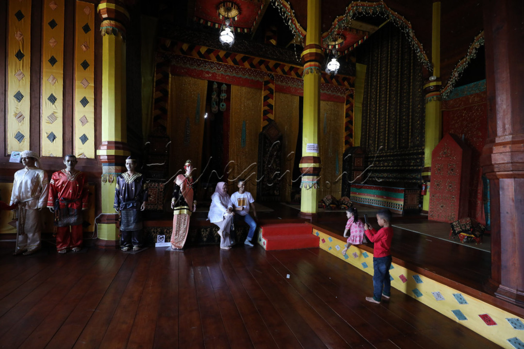 Di masa lalu, istana ini menjadi tempat kediaman sekaligus pusat pemerintahan raja-raja Minangkabau dari Kerajaan Pagaruyung.<br />
<br />
&nbsp;