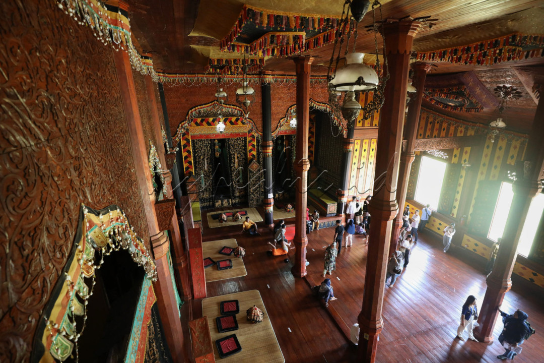 Istana Basa Pagaruyung memiliki tiga lantai, yang terdiri dari 72 tonggak dan 11 gonjong atap. Bangunannya memiliki ciri khas khusus yang berbeda dari rumah gadang lainnya.<br />
<br />
<br />
Pada lantai dasar terdapat ruang utama singasana dan tempat pertemuan. Pada lantai tersebut juga terdapat kamar Raja dan tujuh kamar putri Raja yang telah menikah. Dan lantai kedua terdapat lima kamar putri raja yang masih gadis. Sedangkan lantai tiga terdapat ruangan yang berfungsi untuk menyimpan benda pusaka..