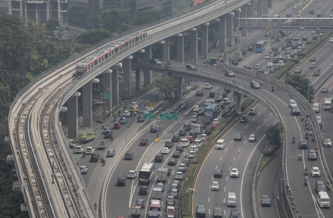 Rangkaian LRT Jabodebek melintas di Jakarta. Memasuki HUT DKI Jakarta ke-496 pilihan transporatsi umum di ibu kota semakin beragam, mulai dari KRL, MRT, hingga Transjkakarta.&nbsp;