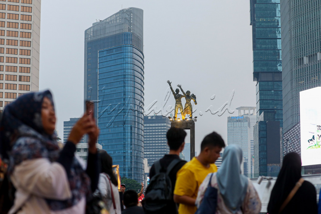 <div>Bagi warga Jakarta, Patung sepasang manusia, pria dan wanita yang sedang melambaikan tangan dan menggenggam bunga serta berdiri di tengah kolam Bundaran HI pasti tidak asing. Patung yang berdiri tegak menayambut setiap warga yang melintas itu diberi nama Patung Selamat Datang.&nbsp;</div>

<div>&nbsp;</div>
