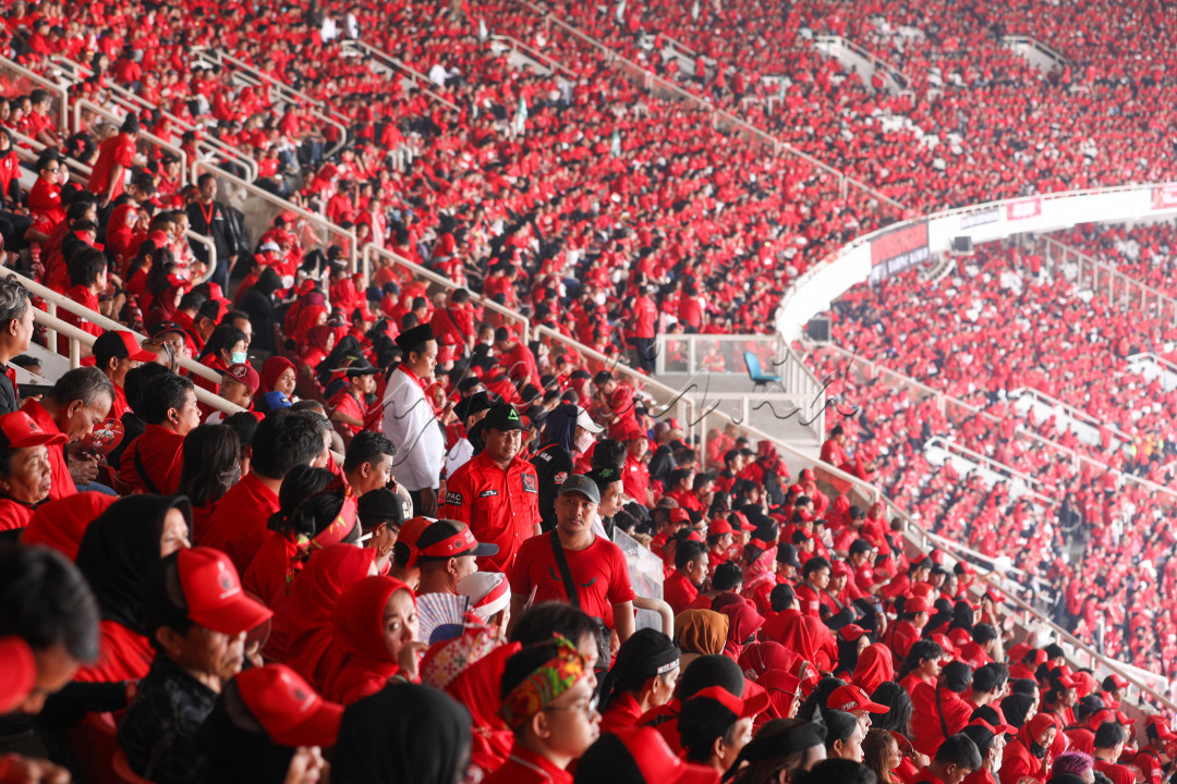 Terik matahari menyinari Stadion Utama Gelora Bung Karno sejak pagi saat puncak perayaan Bulan Bung Karno. Dalam puncak perayaan tersebut ratusan ribu kader dan simpatisan Partai Demokrasi Indonesia Perjuangan (PDIP) memadati bangku stadion untuk menyaksikan acara inti Bulan Bung Karno.