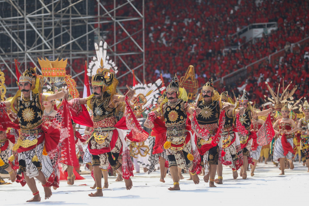 Belum lagi ribuan penari nusantara berlari memasuki lapangan untuk menyambut kehadiran petinggi PDIP.
