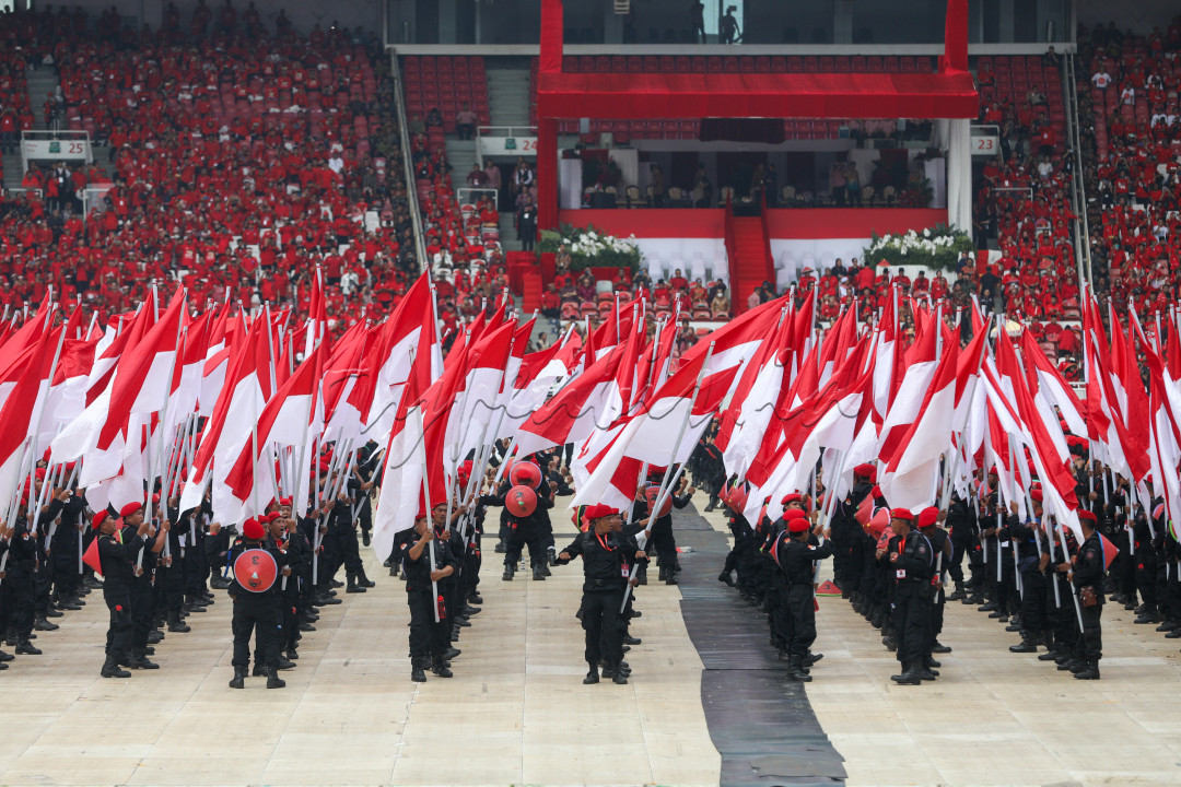 Acara yang dihadiri seluruh elemen PDIP tersebut juga menghadirkan 7.000 pasukan satgas Cakra Buana yang berdiri tegak ditengah lapangan.