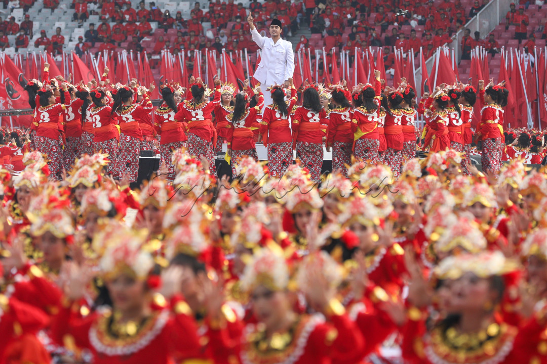 Dan yang paling istimewa adalah acara penutup saat 3.000 penari wanita menampilkan tarian Kecak Jenger yang merupakan persembahan khusus dari putra bungsu Presiden Pertama Soekarno, Guruh Soekarno.