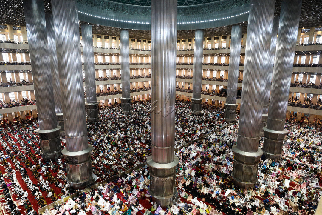 Jelang dimulainya salat, masjid yang memiliki kapaitas 200 - 250 ribu orang ini sudah terlihat dipadati jamaah yang berdatangan dari berbagai wilayah.