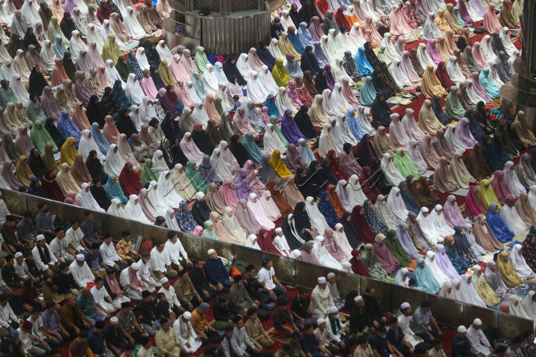 Meski terlihat padat, ratusan ribu jamaah yang melaksanakan salat Idul Adha di Masjid Istiqlal terlihat berjalan dengan teratur dan hikmat.
