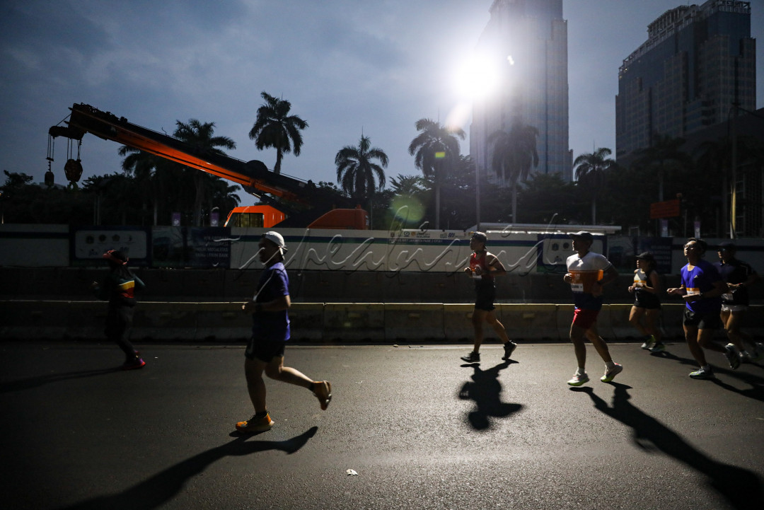 Lengkap dengan atribut dan nomor peserta, mereka siap beradu kecepatan dan ketahanan fisik melalui ajang LPS Monas Half Marathon.