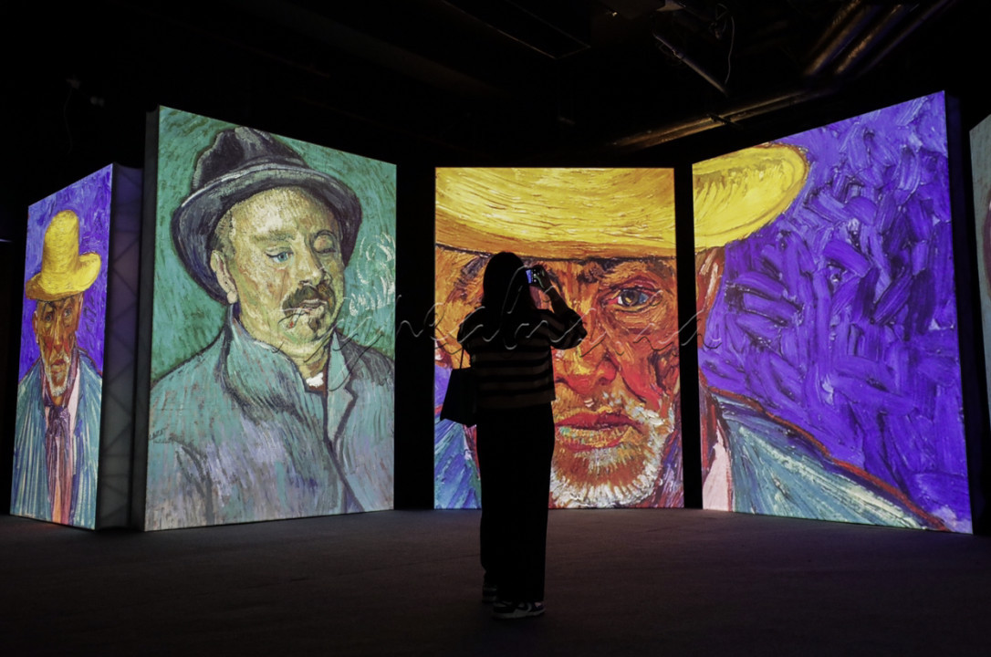 Pengunjung melihat karya di pameran Van Gogh Alive Jakarta di Mal Taman Anggrek.
