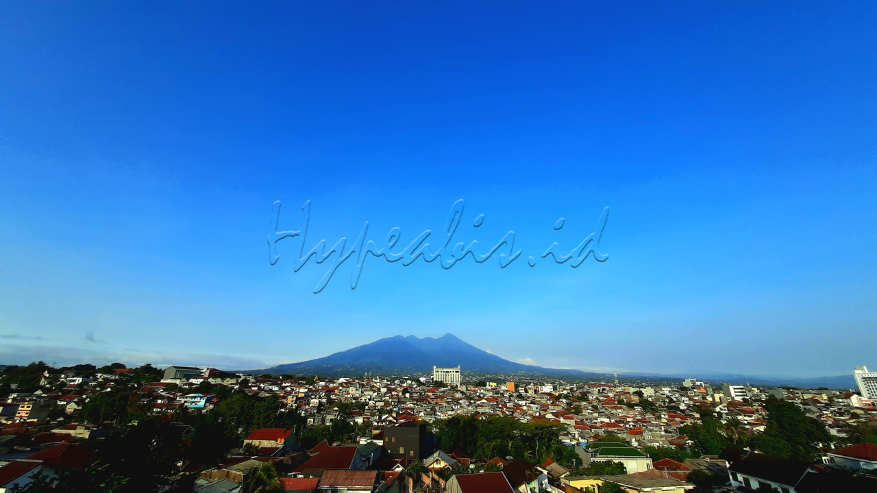 pemandangan alam gunung salak bogor di foto dari atas masjid raya bogor,&nbsp;<br />
gunung salak bogor merupakan iconic kota bogor dengan tinggi 2.211 mdpl