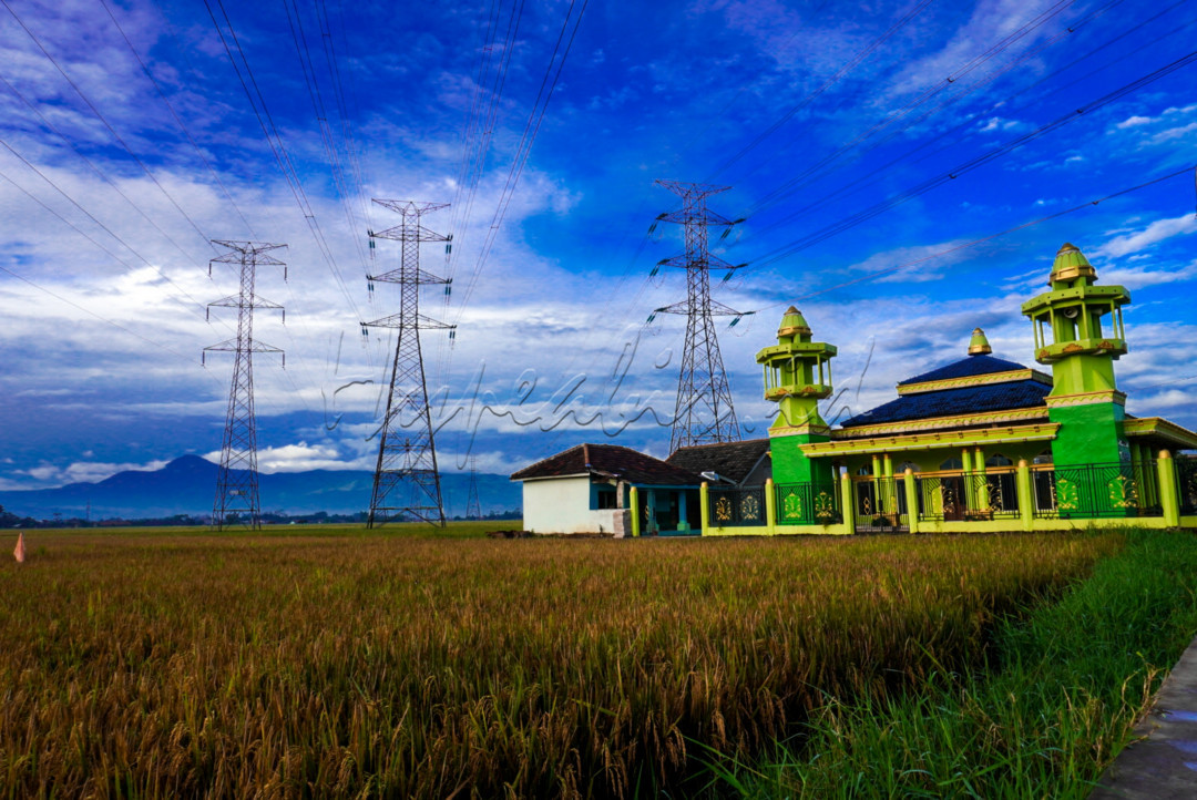 Pemandangan alam dan bangunan masjid di Desa Pameungpeuk, Kabupaten Bandung Selatan, yang sejuk nan asri.&nbsp;