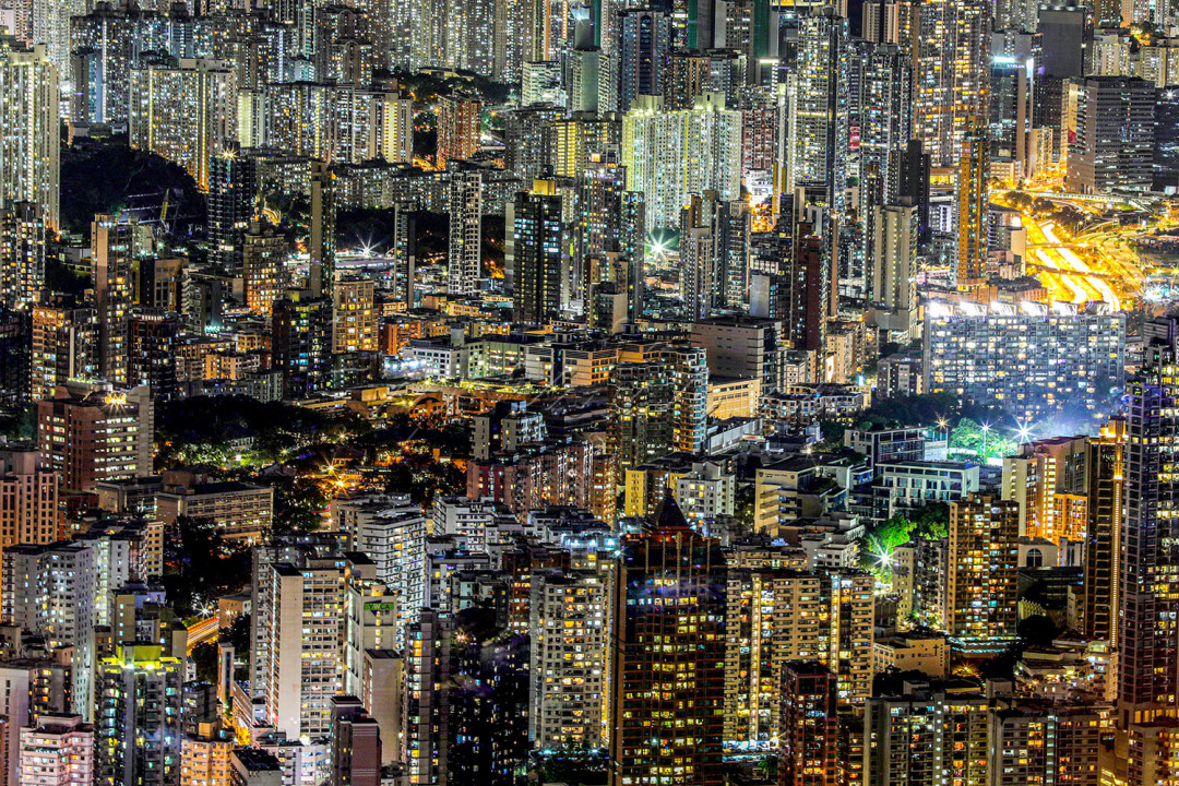 Gedung bertingkat di kota Hongkong pada malam hari, belum lama ini.&nbsp;Hongkong terkenal dengan gedung pencakar langit karna keterbatasan lahan menjadikan Hongkong kota yang tumbuh ke atas<br />
<br />
&nbsp;