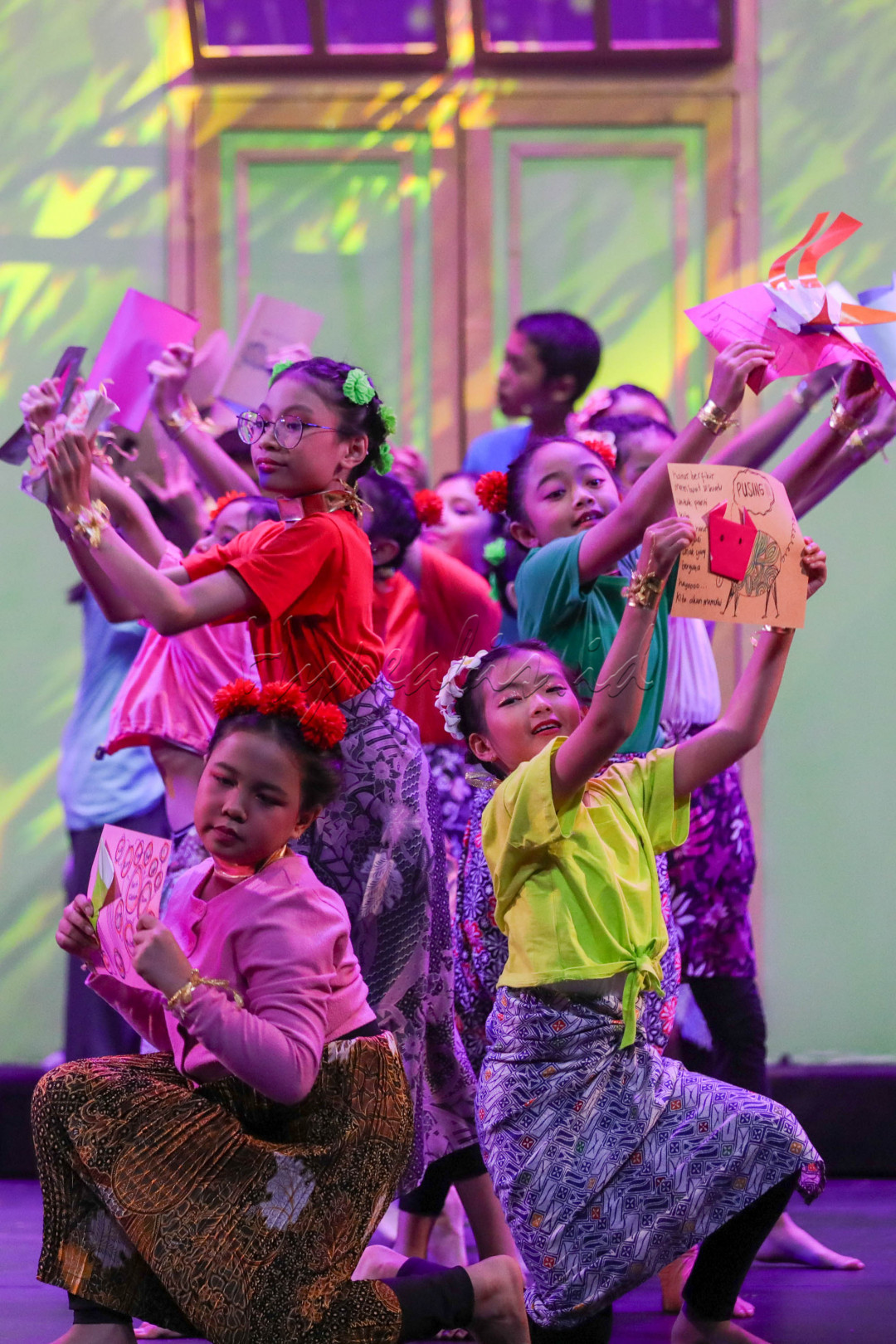 Karena itu, anak panti dari berbagai suku dan agama diundang untuk menyaksikan teater Benih yang Bernilai ini secara gratis.&nbsp;