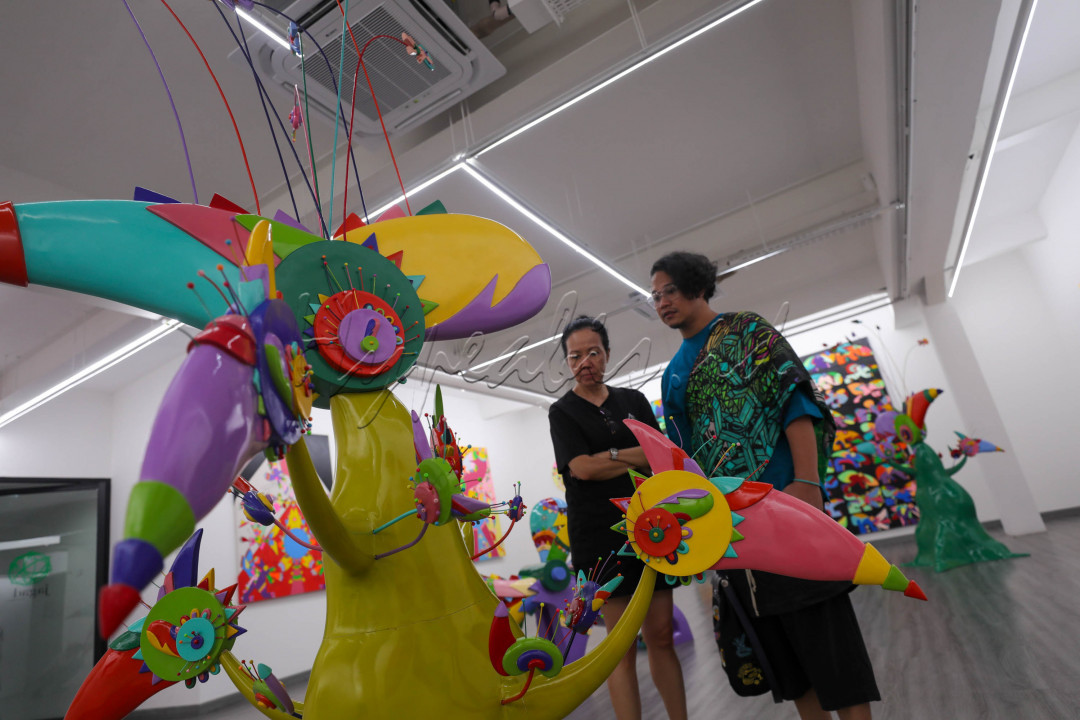 Pameran ini menampilkan pilihan karya kontemporer Daniel Kho yang warna-warni dan nge-pop.&nbsp;