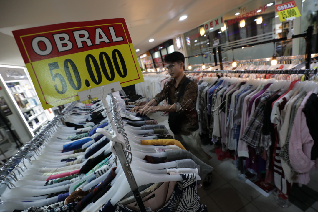 Pengunjung memilih baju bekas import di Jakarta.&nbsp;Dewasa ini tren fashion baju bekas import atau yang lebih dikenal dengan thrifting sedang populer di kalangan anak muda.