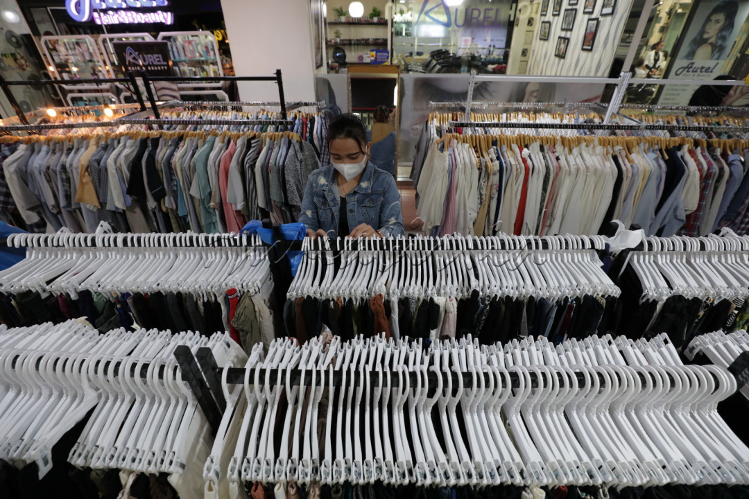Desain vintage dan eksentrik menjadi daya tarik tersendiri. Banyak pula brand terkenal yang dijual dengan harga jauh lebih murah.&nbsp;