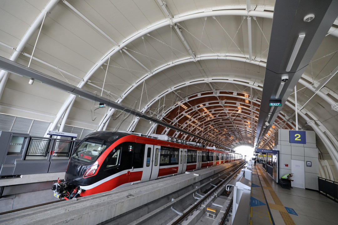Sejak beberapa pekan ini, ada pemandangan baru di beberapa kawasan Ibu Kota dan sekitarnya. Rangkaian gerbong&nbsp; LRT Jabodebek hilir mudik di antara deretan bangunan pencakar langit.&nbsp;