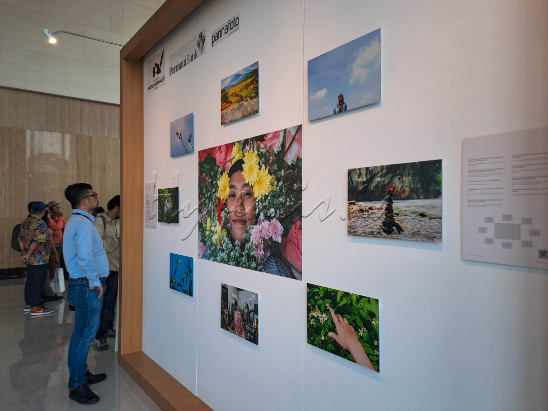 Beberapa karya foto yang dipamerkan bercerita tentang nelayan perempuan di Demak, gaya hidup slow living di perkotaan, inspirasi KPop bagi fansnya, hingga perjuangan seorang ibu yang membangun sekolah anak berkebutuhan khusus.
<div>&nbsp;</div>