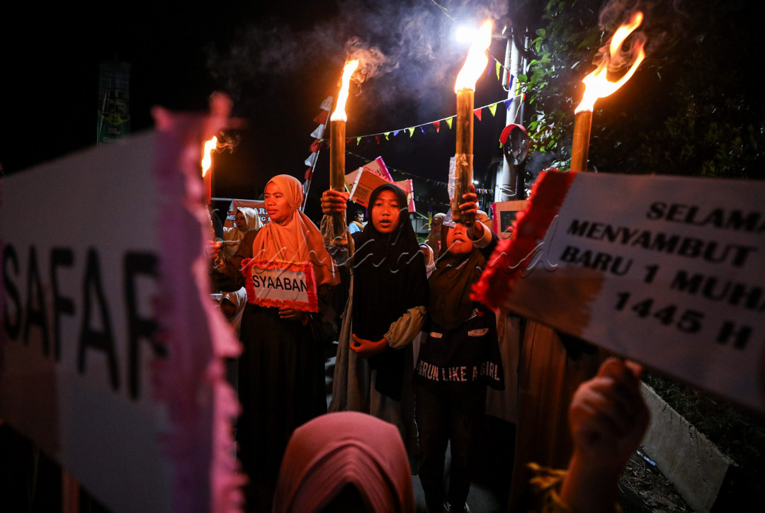 Pawai tersebut digelar berkeliling ke wilayah sekitar dengan membawa obor dan ornamen islami.
