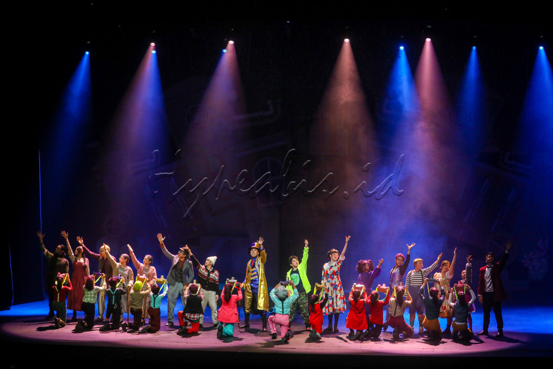 Junior Musical Wonderland di tahun ini menghadirkan karya yang terinspirasi dari Charlie and The Chocolate Factory dengan judul adaptasi &ldquo;Chocolate Factory The Musical&rdquo;. Berawal dari seorang anak bernama Charlie Bucket. Charlie Bucket adalah seorang anak laki-laki miskin yang bermimpi menjadi seorang pengrajin cokelat sehebat Willy Wonka, seorang pria misterius yang baru saja mengumumkan lotere global: lima tiket emas untuk lima anak beruntung. Para pemenang akan mendapatkan tur ke pabrik cokelat yang belum pernah dilihat sebelumnya miliknya.
<div>&nbsp;</div>