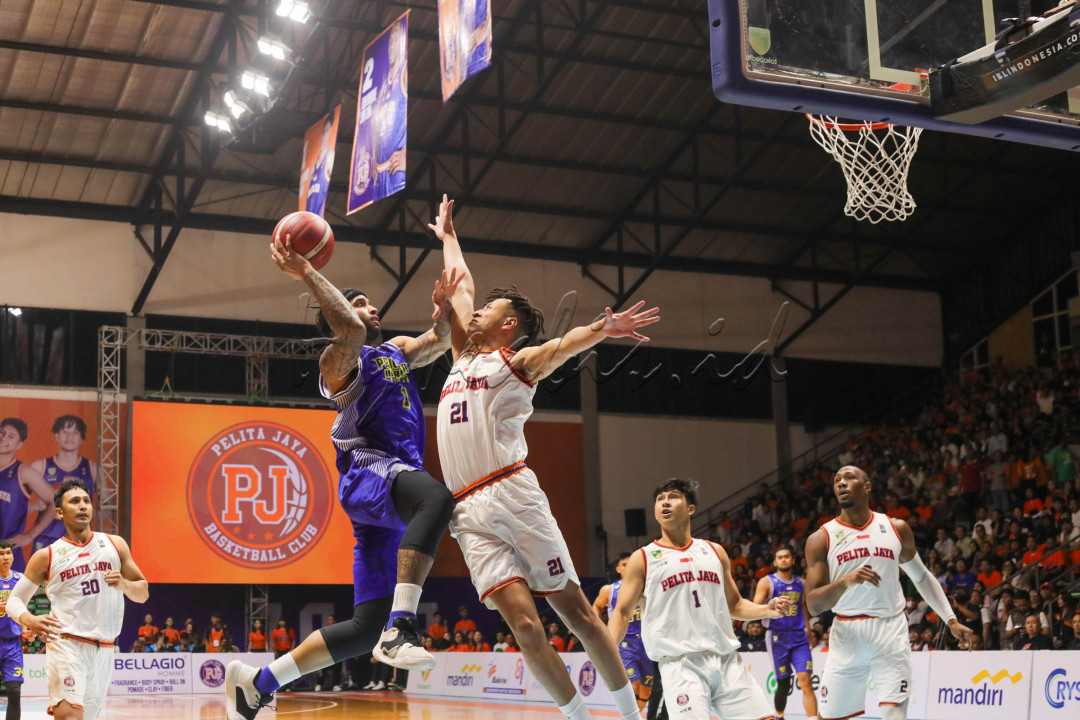 Dalam gim pertama Final IBL 2023 yang digelar di Basket Hall Senayan ini Pelita Jaya Jakarta selaku tuan rumah menyerah 65-74 dari Prawira Harum Bandung.&nbsp;