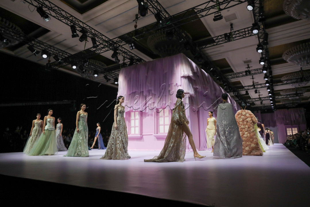 Koleksi fesyen ini terinspirasi dari kilas balik perjalanan Hian Tjen saat meniti karir sebagai<em> fashion designer.&nbsp;</em>