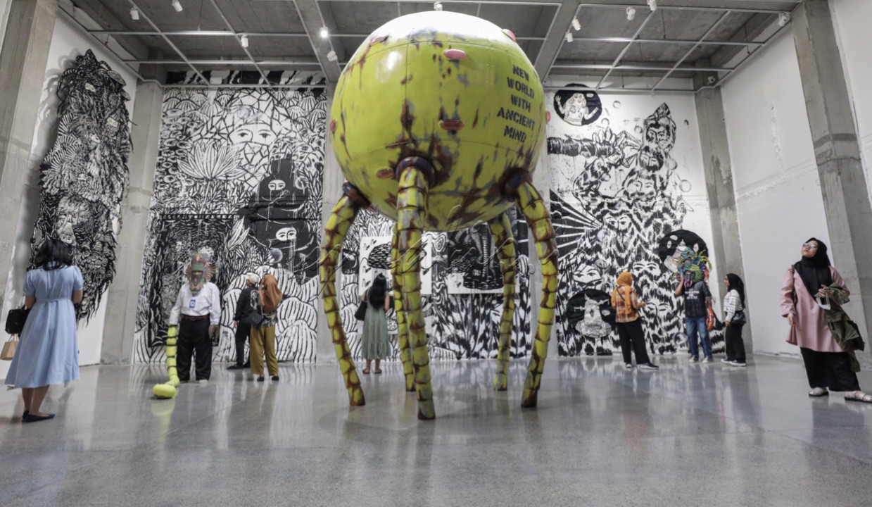 Pengunjung melihat karya seni saat pameran Cut The Mountain And Let It Fly karya seniman Eko Nugroho di Jakarta.&nbsp;