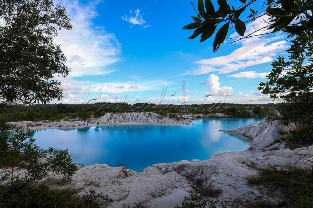<div>Danau Kaolin terletak di Pulau Bangka, tepatnya di Desa Nibung, Kecamatan Koba, Kabupaten Bangka Tengah. Danau ini dikenal juga dengan sebutan &lsquo;Kulong Biru&rsquo; oleh masyarakat setempat.</div>

<div>&nbsp;</div>