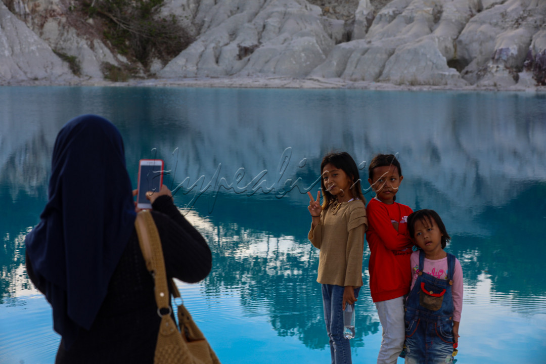Awalnya danau Kaolin merupakan bekas beberapa galian pertambangan di Pulau Bangka. Galian tersebut sudah ditinggalkan sejak 1971. Kemudian airnya menjadi warna biru dan indah dilihat.&nbsp;
<div>&nbsp;</div>

<div>&nbsp;</div>