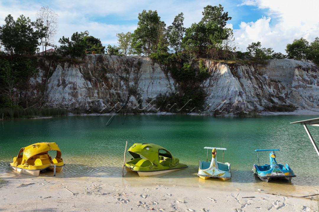 Kini kawasan tersebut dijadikan objek wisata yang dikelola oleh perumdes. Pengunjung tidak hanya berasal dari wilayah bangka, namun banyak juga wisatawan yang berasal dari luar pulau. Dengan merogoh kocek Rp 2.000 pengunjung sudah bisa menikmati keindahan danau Kaolin.&nbsp;