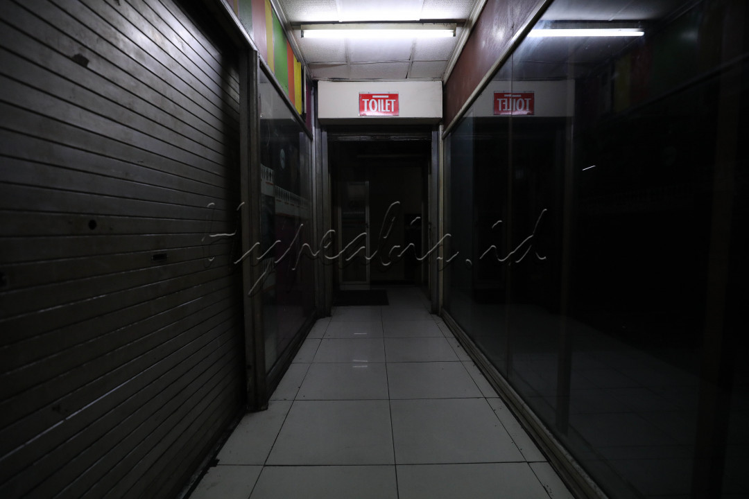 Sempat berjaya selama kurang lebih dua dekade lamanya, Mal Blok M harus menerima nasib dengan pergeseran tren pusat perbelanjaan dan kehadiran pesaing yang cukup besar di kawasan yang sama. Hal ini berdampak pada tingkat kunjungan sekaligus berimplikasi pada omzet yang didapatkan para pedang.<br />
&nbsp;