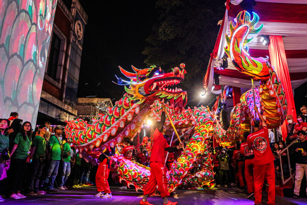 Atraksi Liong Naga yang dimainkan oleh para generasi muda di Kota Bogor ini, ikut memeriahkan acara tahunan Cap Go Meh yang digelar di Jalan Suryakencana, Bogor, (5/2).