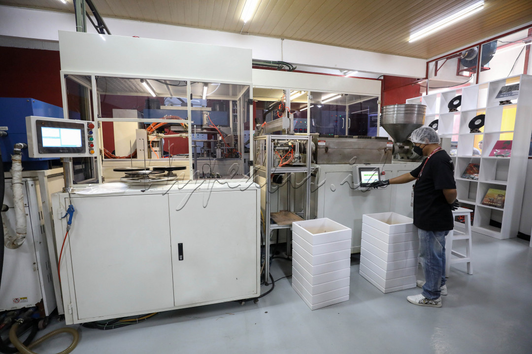 Dengan mesin teknologi Italia dan assembly Hong Kong, PHR Pressing mampu memproduksi sebanyak 30.000 keping vynil per bulan, sebuah angka yang masuk akal mengingat makin tingginya permintaan konsumsi vynil di Indonesia maupun di pasar global. Pada 2022 untuk pertama kalinya penjualan vynil melampaui angka penjualan CD cakram padat sebanyak 41 juta keping dengan nilai US$1,2 miliar, atau mengambil porsi 70?ri semua penjualan format fisik dan merupakan angka tertinggi dalam kurun waktu 35 tahun terakhir.&nbsp;